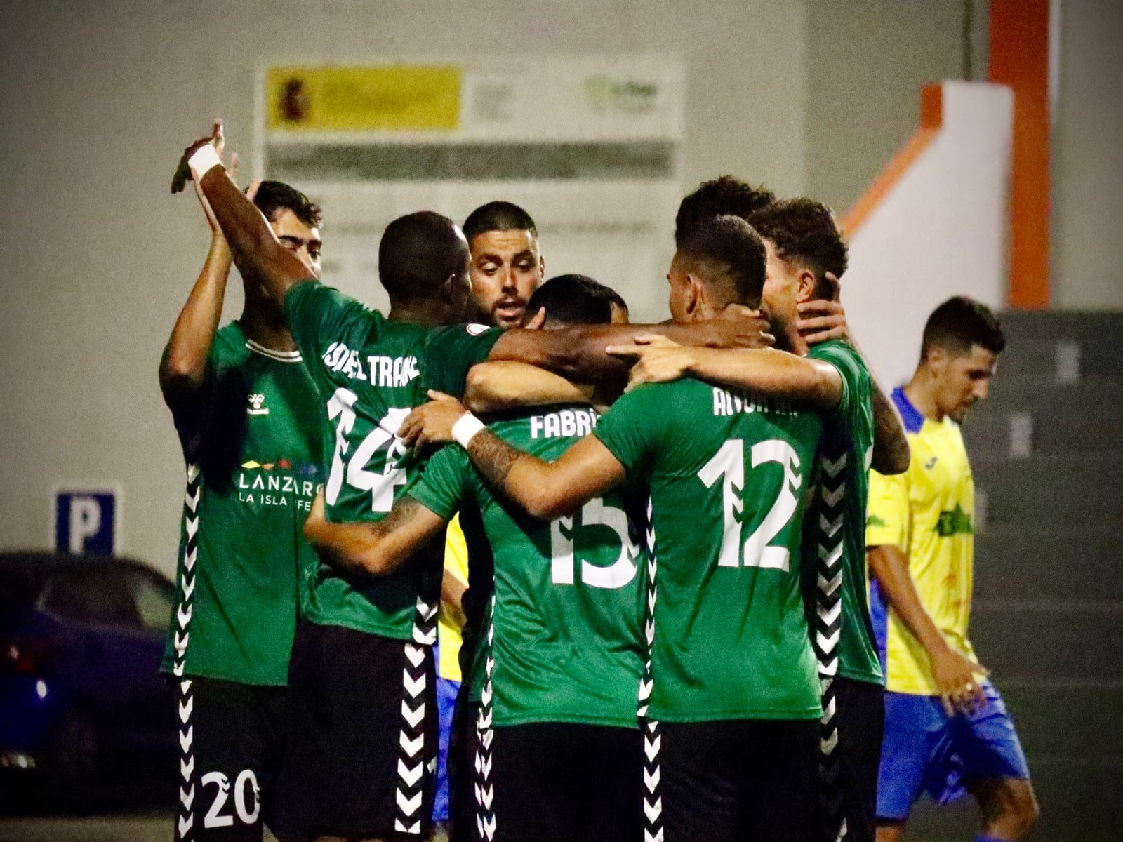 Celebración del gol del Unión Sur Yaiza en el campo de la UD Los LLanos de Aridane (0-1).