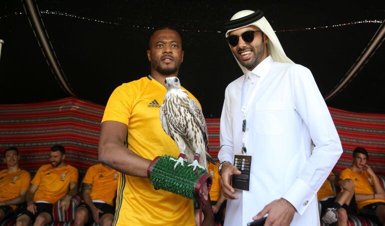 Evra, durante un acto publicitario junto a un halcón