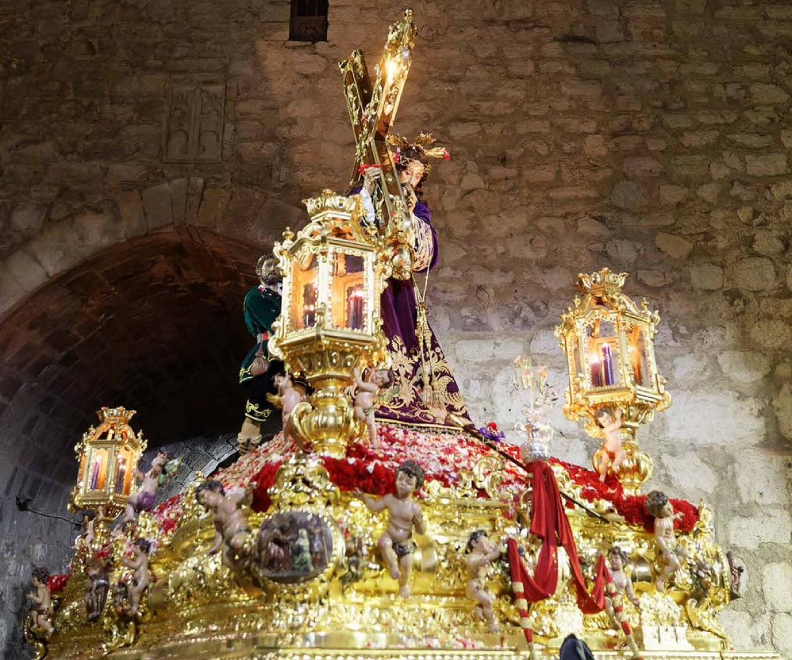 El dorado paso de Nuestro Padre Jesús &#039;El Abuelo&#039; de Jaén a su paso por el Arco de San Lorenzo