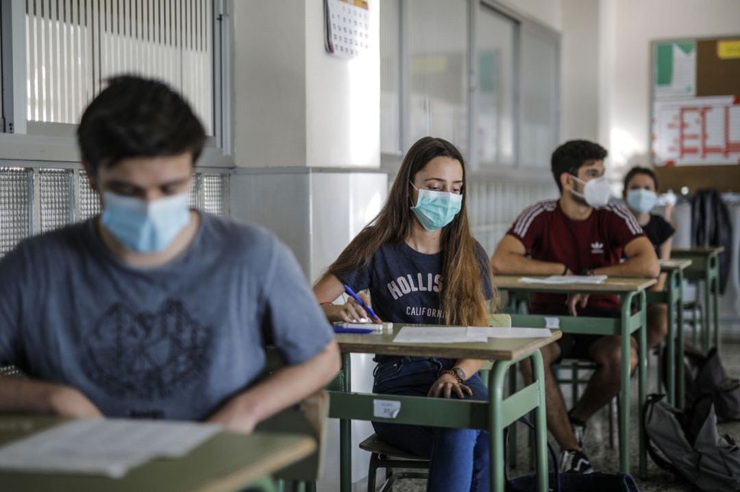 Estudiantes de bachillerato durante la realización de los exámenes selectividad de 2020 en un instituto de València 