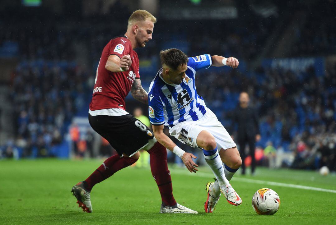 Januzaj es cortado en falta con el valencianista Racic