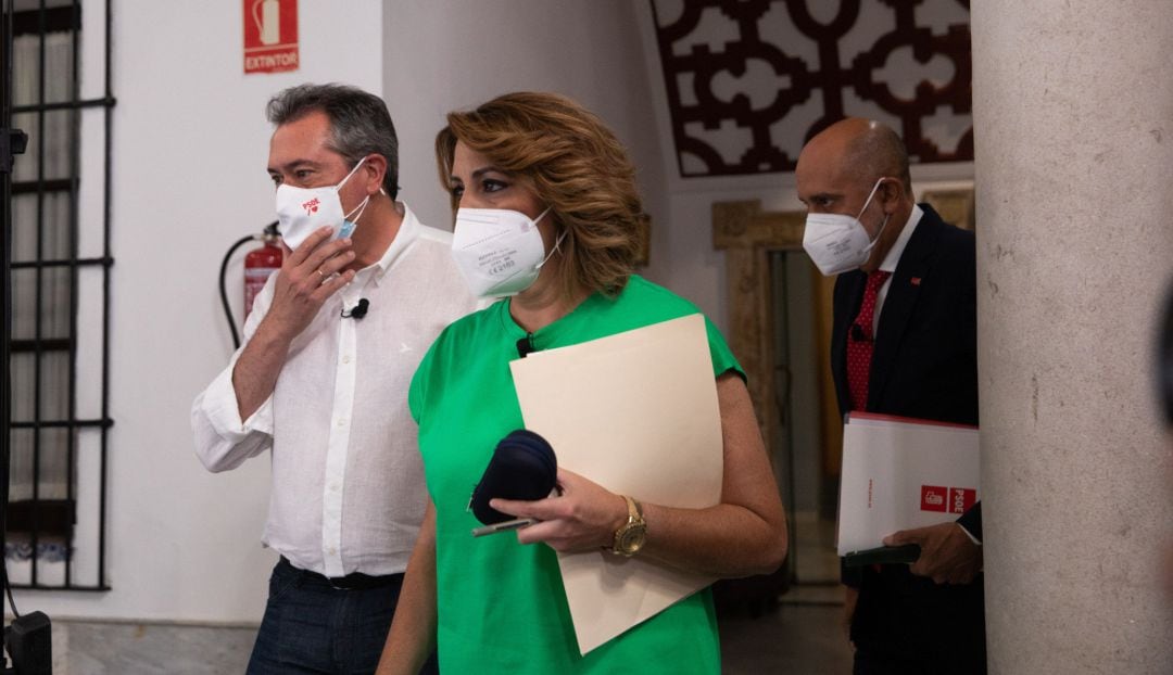 Susana Díaz, Juan Espadas  y Luis Ángel Hierro posan antes del único debate entre los tres candidatos de las primarias del PSOE-A 808 de junio del 2021 en Sevilla)