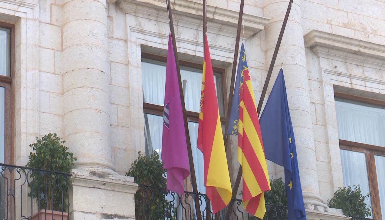 Banderas a media asta en el balcón del Ayuntamiento de Gandia.