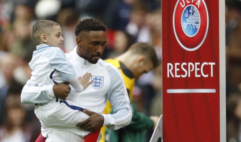 Jermain Defoe con Bradley Lowery antes del Inglaterra - Lituania 