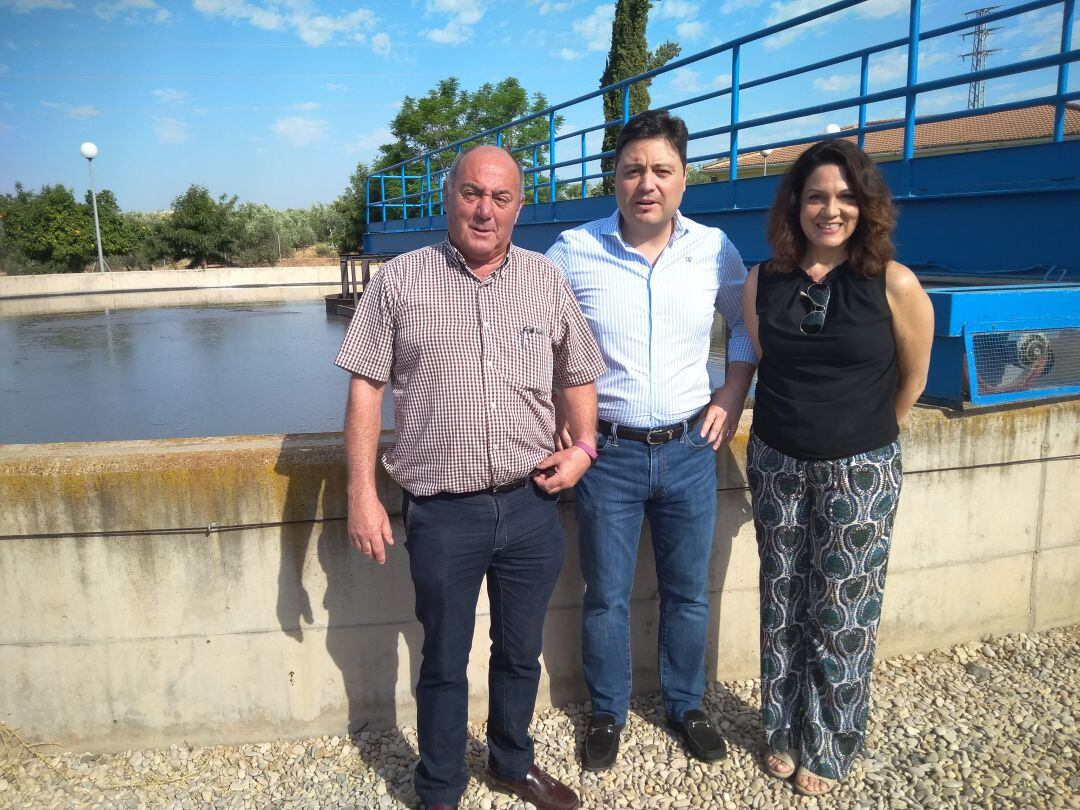 El gerente de Linaqua, Ramón Martín; el concejal de Servicios Públicos, José Luis Roldán, y María Jesús Rodrigo, jefa de Planta, en la Estación Depuradora de Aguas Residuales.