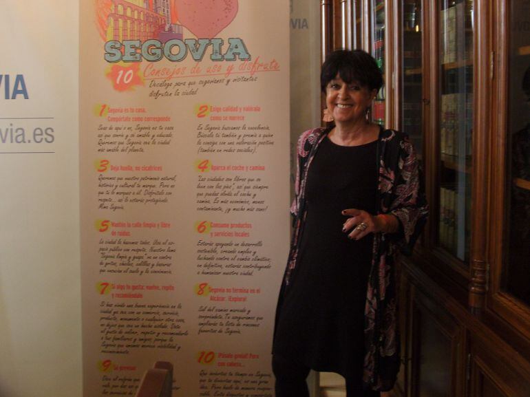 La concejala de Patrimonio y Turismo, Claudia de Santos, presenta el Decálogo de consejos.