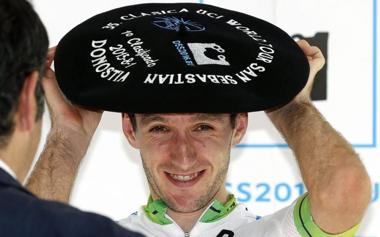 El ciclista británico Adam Yates en el podio tras adjudicarse la clásica ciclista la Clásica de San Sebastián.