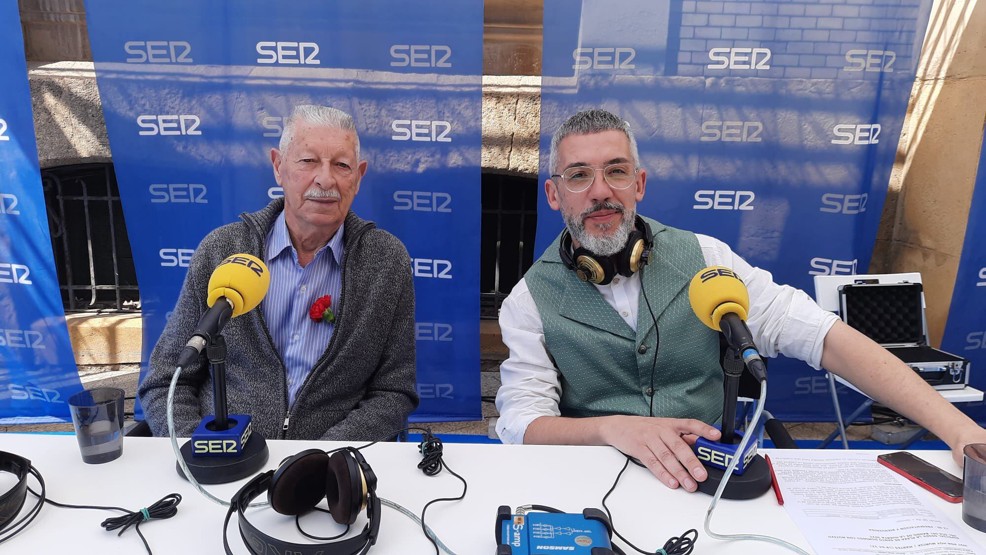 Joaquín Ruiz Solano &#039;El Pandereta&#039; y Paco Sánchez durante el programa Hoy por hoy Murcia el día del Bando de la Huerta