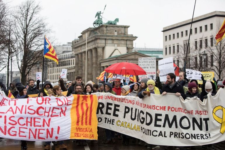 Manifestantes independentistas protestan en la puerta de Brandenburgo, en Berlín