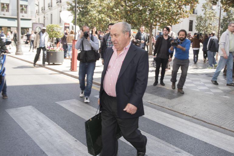 La oposición en Granada prepara el relevo de Torres Hurtado en la alcaldía de Granada tras su dimisión este lunes. La imagen corresponde a la salida del exalcalde del Ayuntamiento este martes tras recoger sus pertenencias