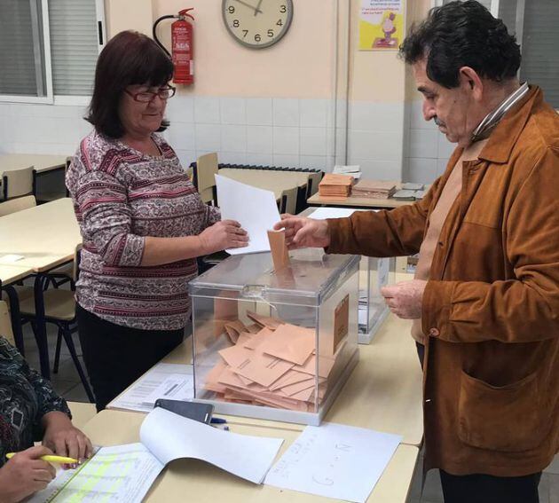 Manuel Mestre ha votado en el Colegio Público Rodolfo Tomás Samper de El Altet