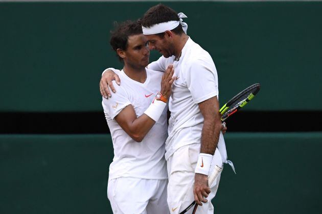 Del Potro y Rafa abrazados tras su partido en Wimbledon este año