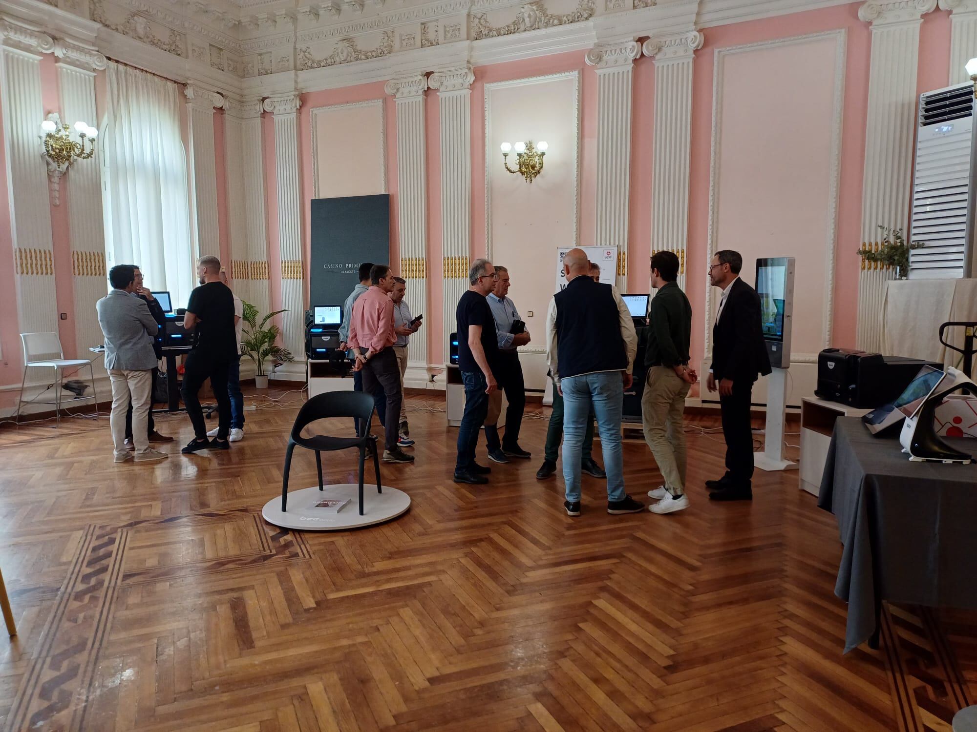 Numeroso público se ha acercado al Casino Primitivo a estas Jorn