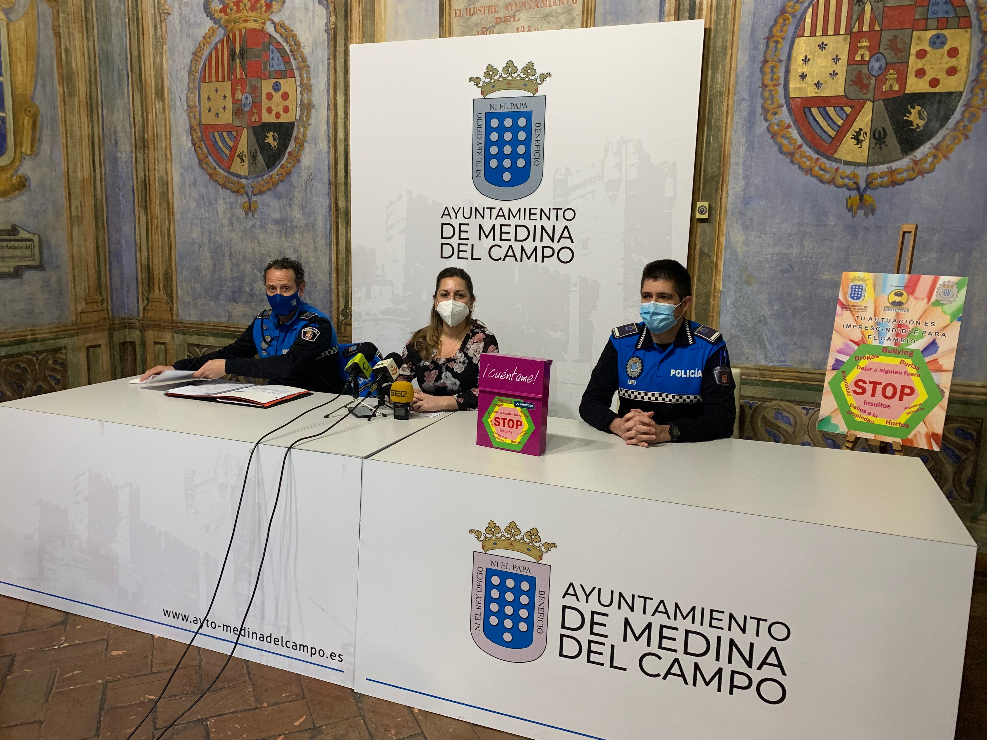 Presentación en el Ayuntamiento de Medina del Campo del Buzón Magenta dirigido a los menosres