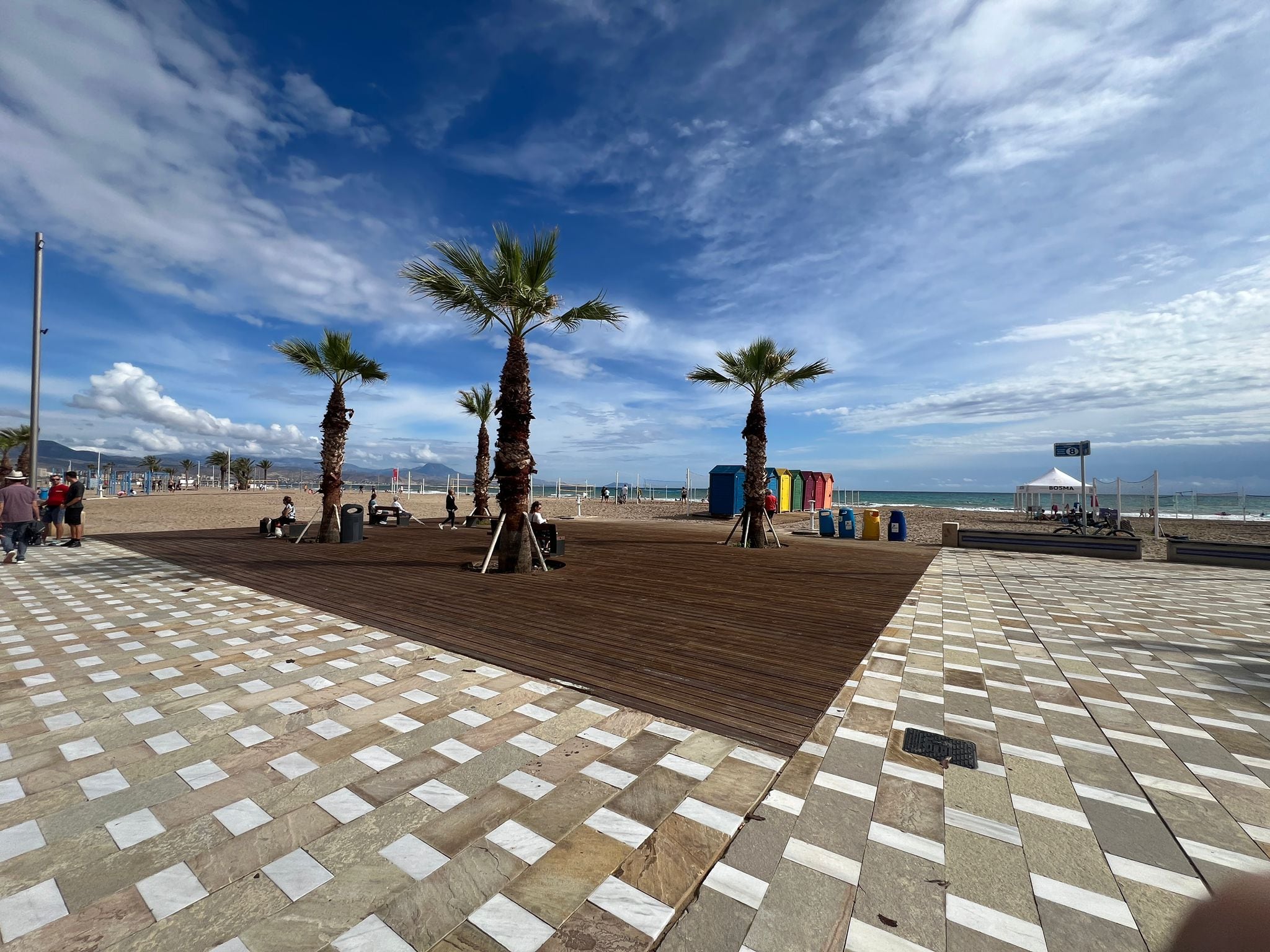 Tramo del nuevo paseo de la avenida de Niza en la playa de San Juan de Alicante