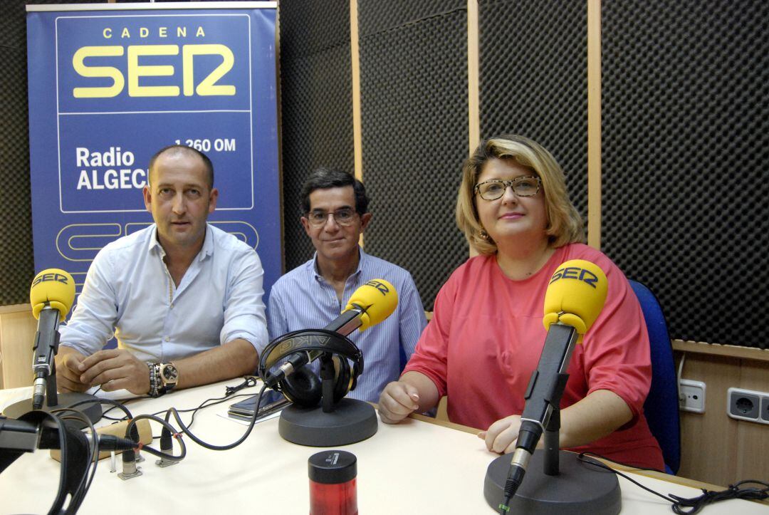 Antonio González, gerente del Hospital de La Línea y los jefes de Laboratorio y Urgencias Miguel Ángel Íñigo y Tamara Gómez durante su participación en Hoy por Hoy Campo de Gibraltar.