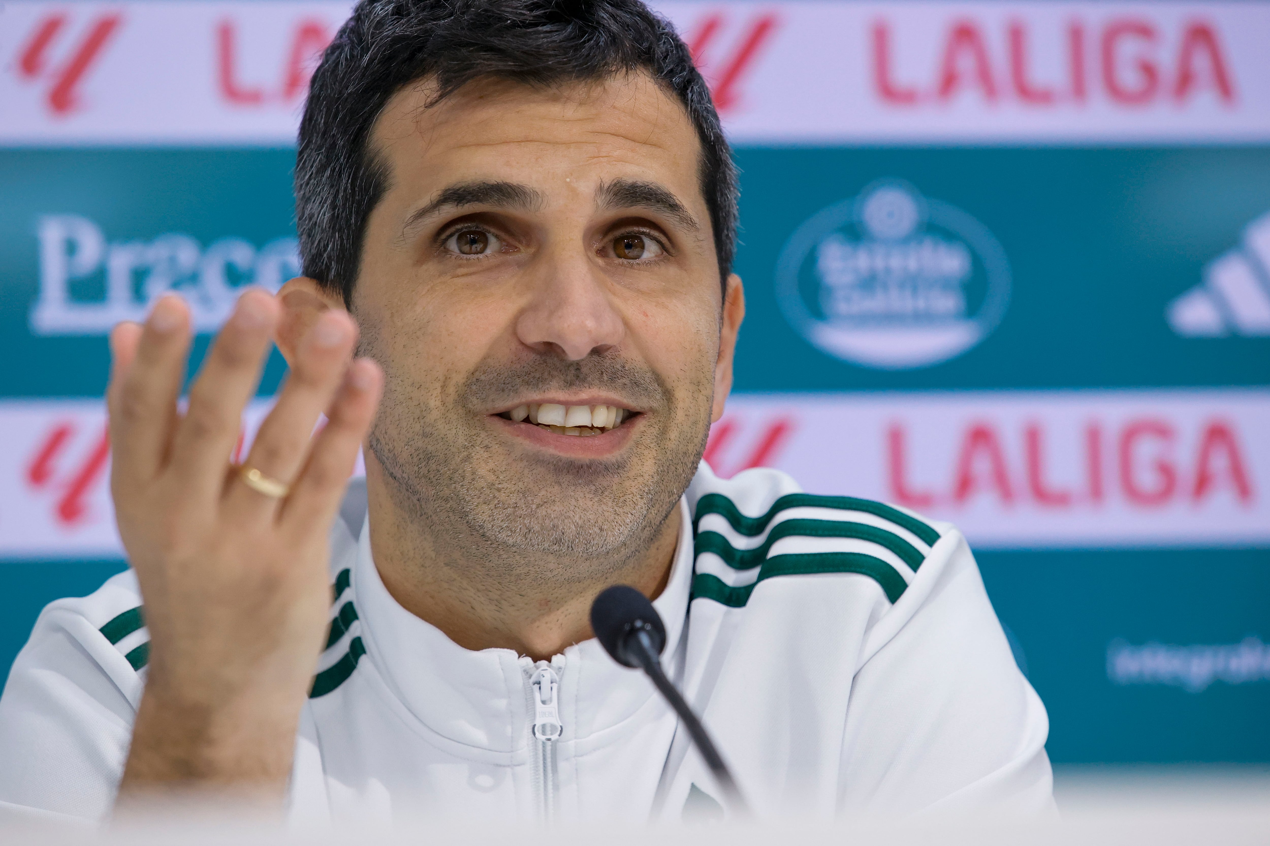 El capitán del Racing de Ferrol, Álex López, comparece tras anunciar el club el pasado lunes que el jugador, que también militó en el Celta o en equipos de Inglaterra y Australia, cuelga las botas a los 37 años y se integrará en el organigrama del club (foto: Kiko Delgado / EFE)