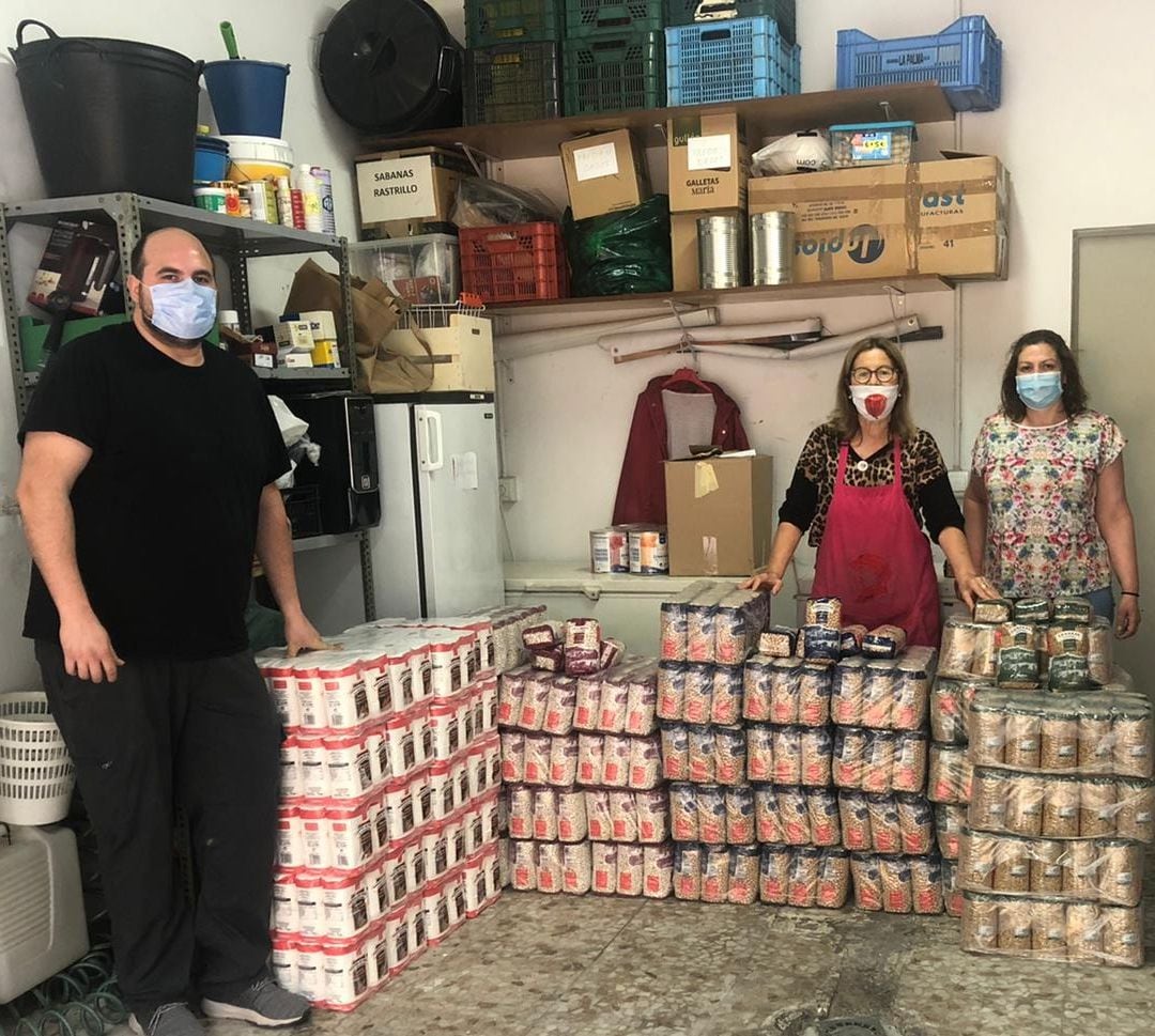 Entrega de alimentos a la asociación humanitaria &#039;Calor y Café&#039; de Granada por parte de los vocales de Caridad de las hermandes de Semana Santa de la ciudad