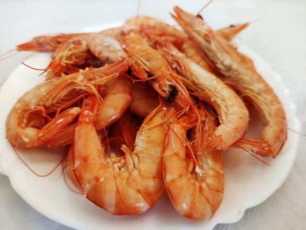 Cuarto de gambas cocidas