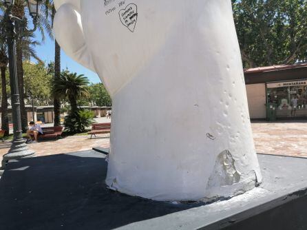 El pebetero instalado en la plaza del Ayuntamiento sigue en mal estado, según denuncia este sábado Ciudadanos.