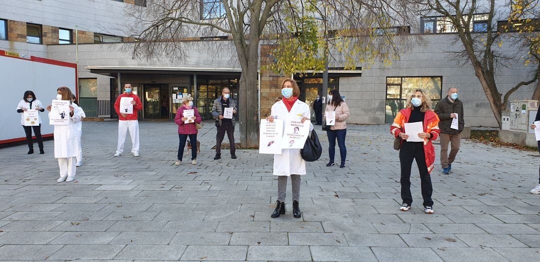 Concentración de los trabajadoes del Sacyl frente al centro de salud de La Puebla contra el último decreto de la Junta sobre la reordenación de los profesionales sanitarios