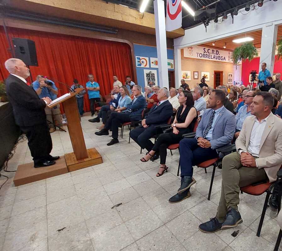 Autoridades en la inauguración de la exposición con motivo del 75º aniversario de la SCRD Torrelavega de Arrecife.