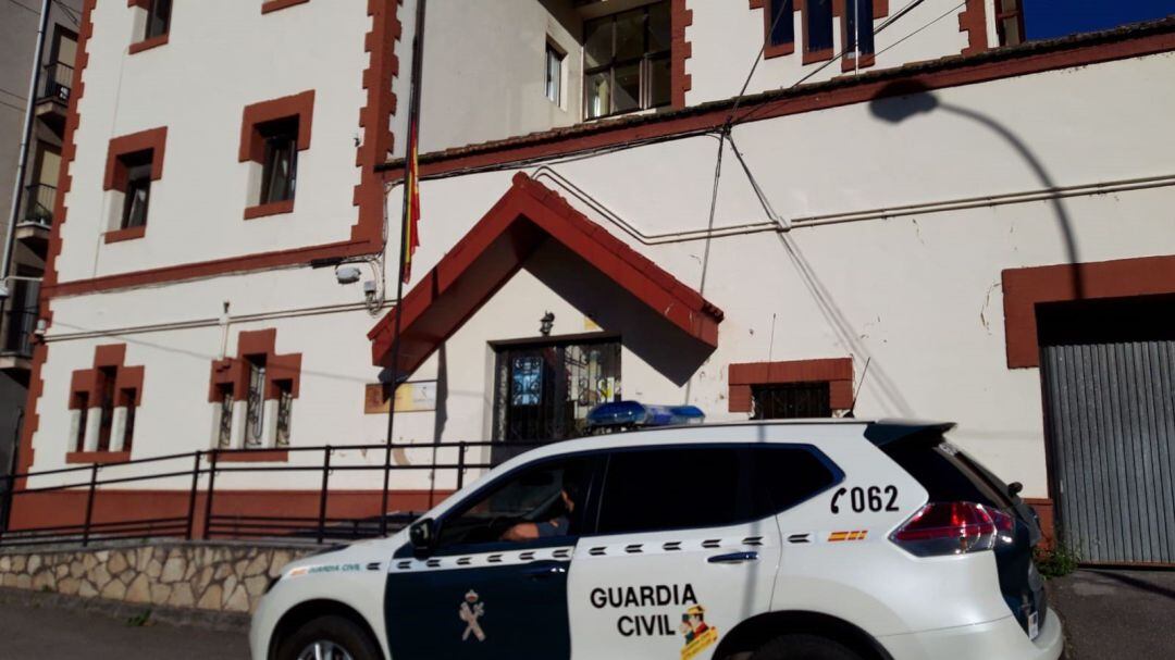 Coche y cuartel de la Guardia Civil en Turón. 