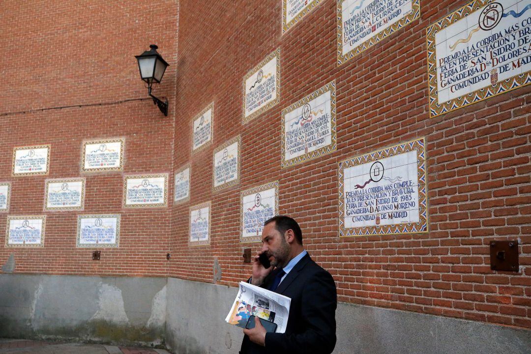El ministro de Fomento en funciones, José Luis Ábalos, habla por teléfono en la plaza de toros de Las Ventas, donde ha presenciado el decimoséptimo festejo de la Feria de San Isidro.