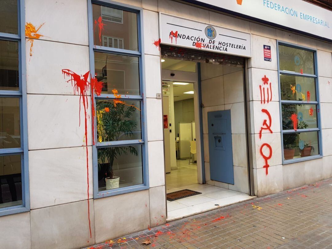 Pintadas en la fachada de FEHV