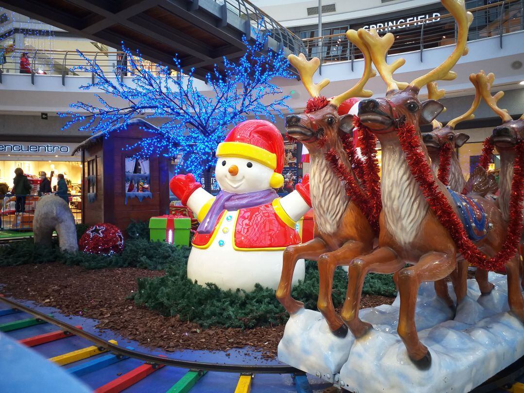 El tren de la navidad en el centro comercial Airesur