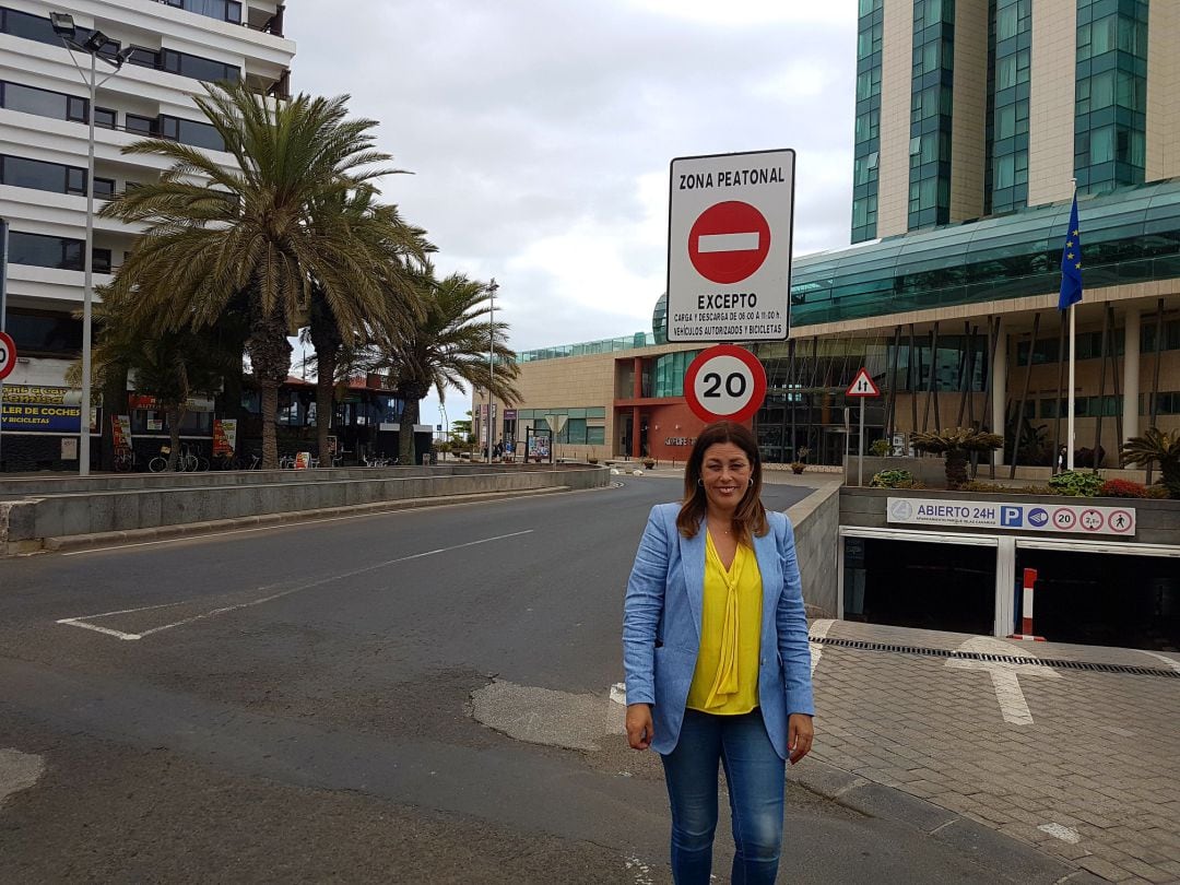 La alcaldesa de Arrecife, Astrid Pérez, junto a la señal de tráfico que será retirada en la mañana de este miércoles