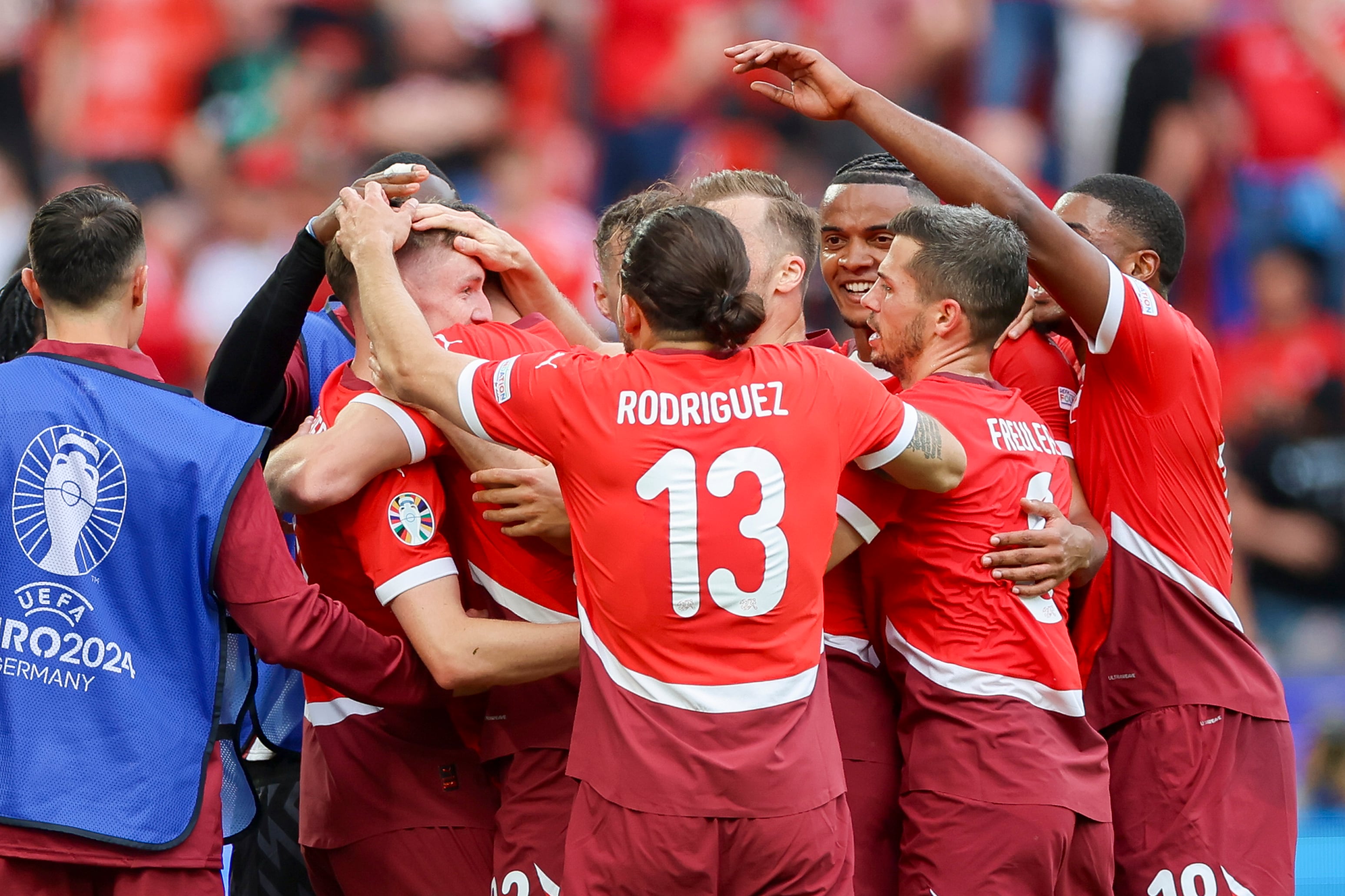 Los jugadores de Suiza celebran un gol a Hungría en su debut en la Eurocopa