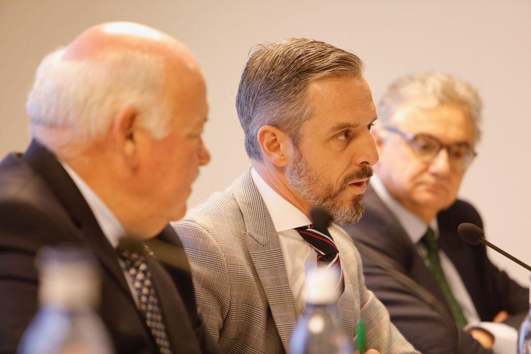 Juan Bravo, consejero de Hacienda, durante su intervención en el Encuentro SER celebrado en Sevilla. Le acompañan el consejero de Salud, Jesús Aguirre, y el director de la Cadena SER Andalucía, Antonio Yélamo. 