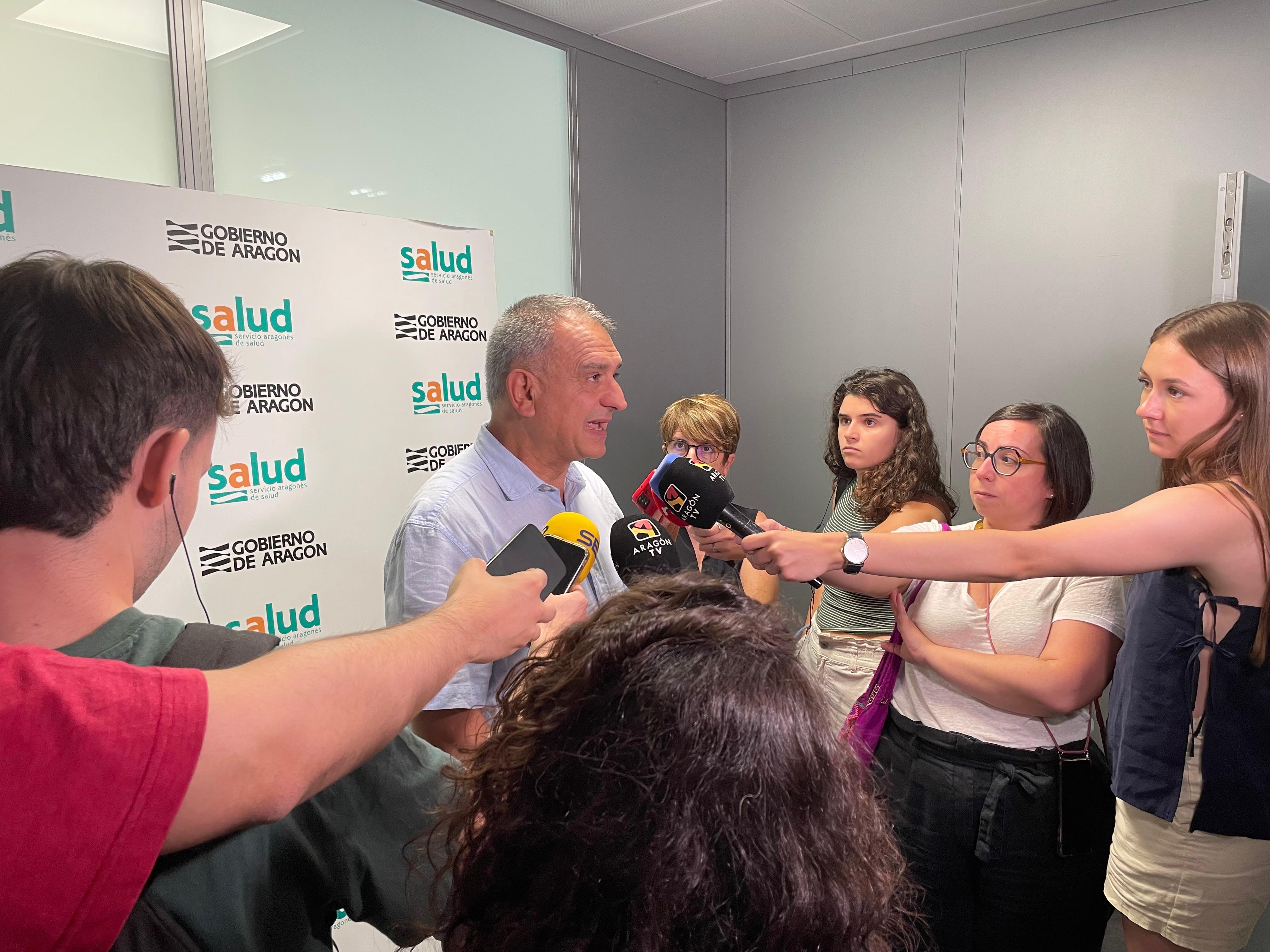Foto del jefe de servicio de Seguridad Alimentaria y Sanidad Ambiental del departamento de Salud Pública del Gobierno de Aragón, Antonio Español, atendiendo a los medios.