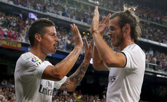 James y Bale celebran un gol al Betis.