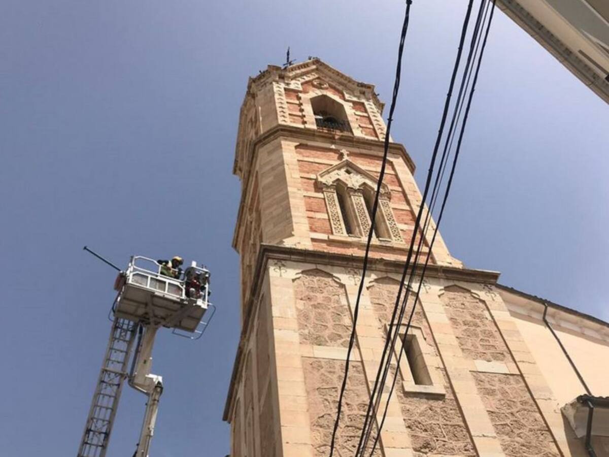 El fuerte viento hace que se desprenda un ventanal de El Salvador