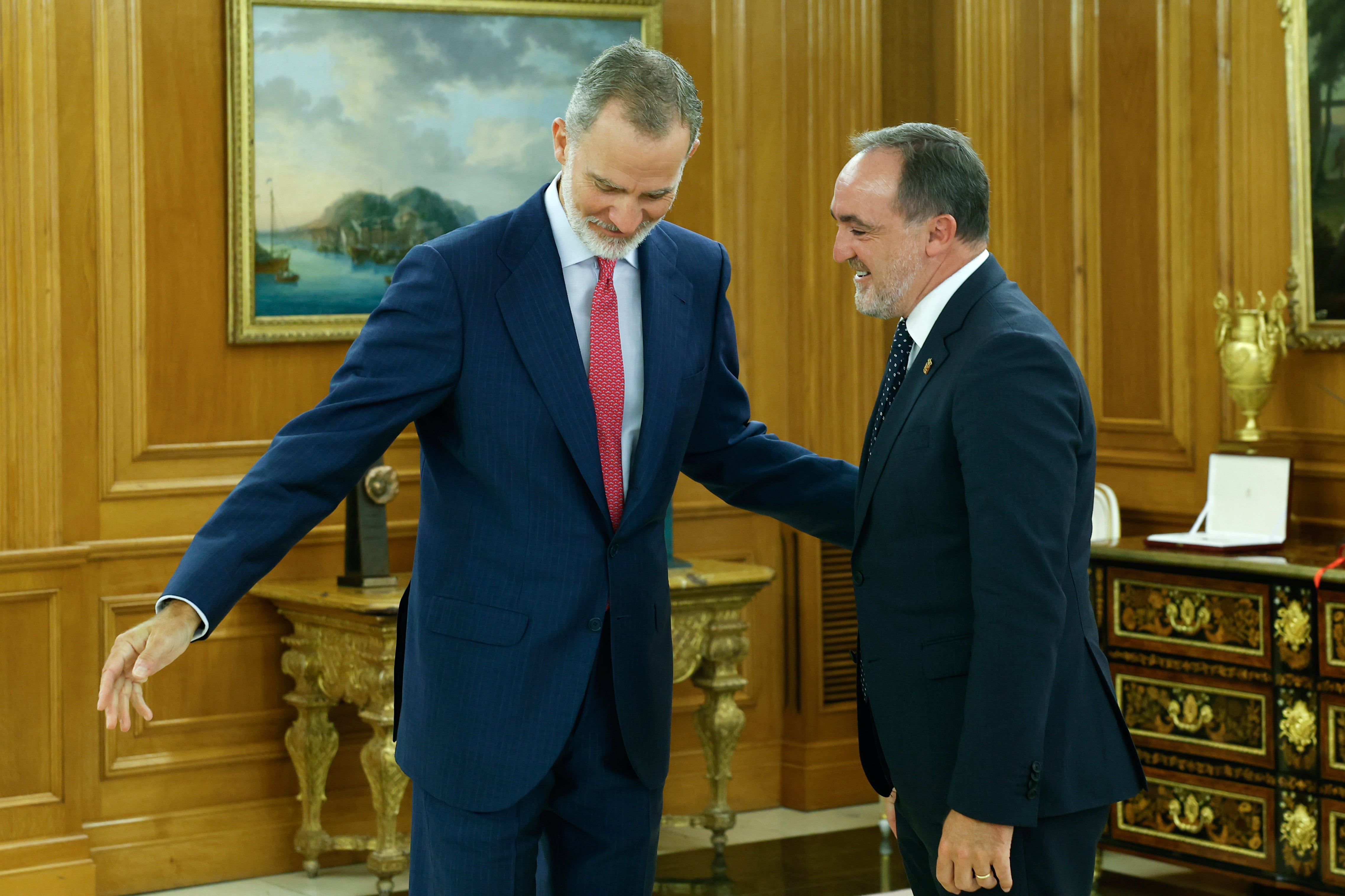 Felipe VI ha recibido este lunes en su despacho del Palacio de la Zarzuela al presidente de Unión del Pueblo Navarro (UPN), Javier Esparza, en la primera de las siete reuniones que mantendrá durante dos días con dirigentes políticos en la ronda de consultas para proponer candidato a la investidura.