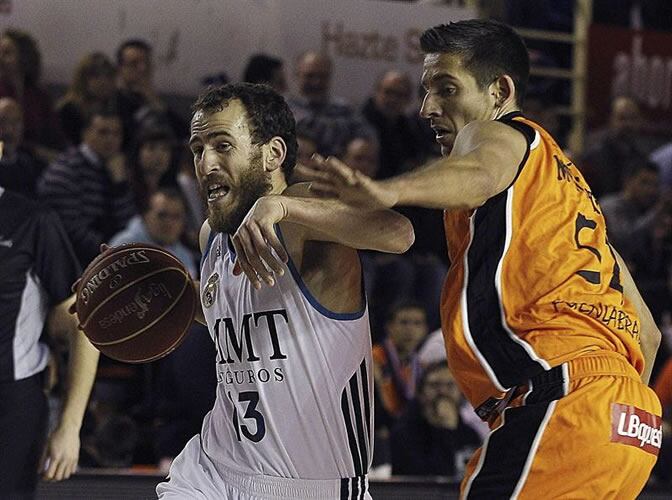 Sergio Rodríguez controla el balón ante el base del Mad-Croc Fuenlabrada Kristaps Valters