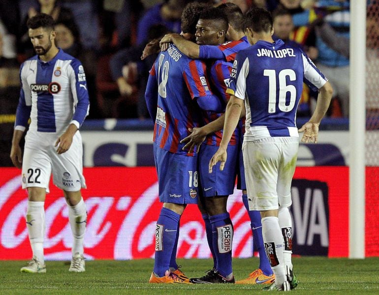 GRA537. VALENCIA, 17/04/2015.- Los jugadores del Levante UD celebran el segundo gol de su equipo ante el RCD Espanyol durante el partido de liga correspondiente a la 32 jornada disputado esta noche en el estadio de Ciutat de València. EFE/Manuel Bruque.