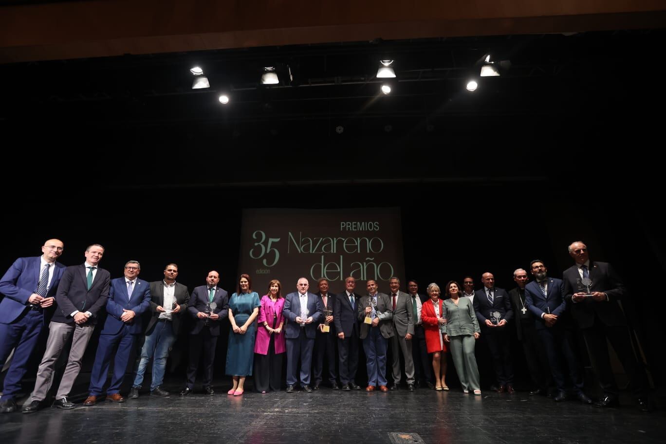 Foto de familia de los premiados junto a las autoridades que han asistido a la gala