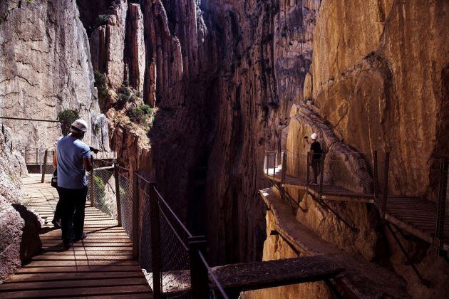 Vista general de uno de los tramos del Caminito del Rey, un sendero con una pasarela colgante de casi 3 kilómetros que alcanza 105 metros de altura en el Desfiladero de los Gaitanes (Málaga), previo a su reapertura siguiendo las directrices higiénicas y preventivas establecidas para hacer frente a la crisis sanitaria provocada por el covid-19, hoy en el acceso sur de Álora (Málaga)