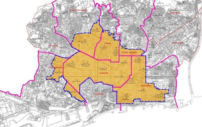 Al plànol es marquen les zones de la ciutat de Barcelona on se suspenen les llicències per apartaments turístics