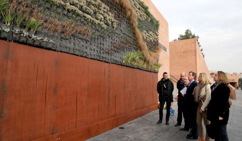 El nuevo jardín vertical de Alcobendas luce ya en el bulevar Salvador Allende. Se trata de un sistema ornamental en auge  
