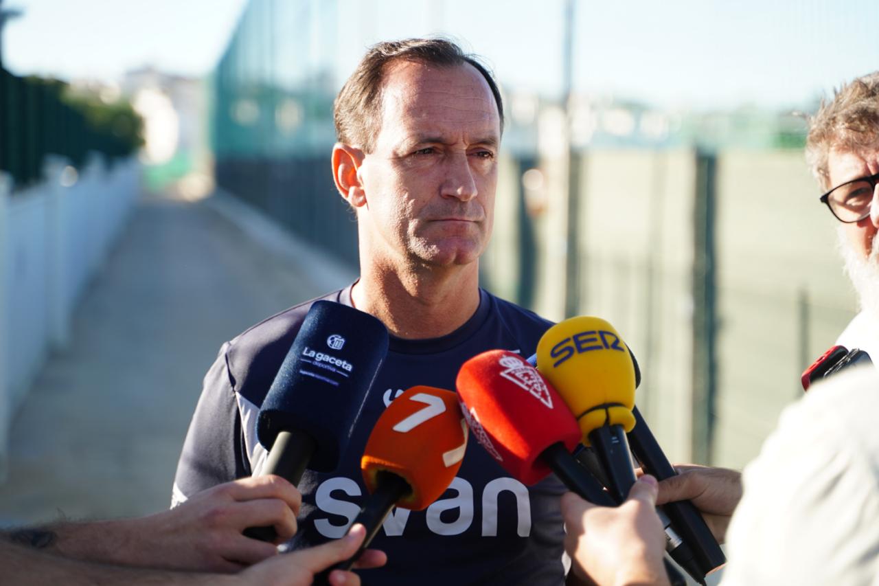 Joseba Etxeberria, técnico del Real Murcia, en una rueda de prensa en La Torre Golf