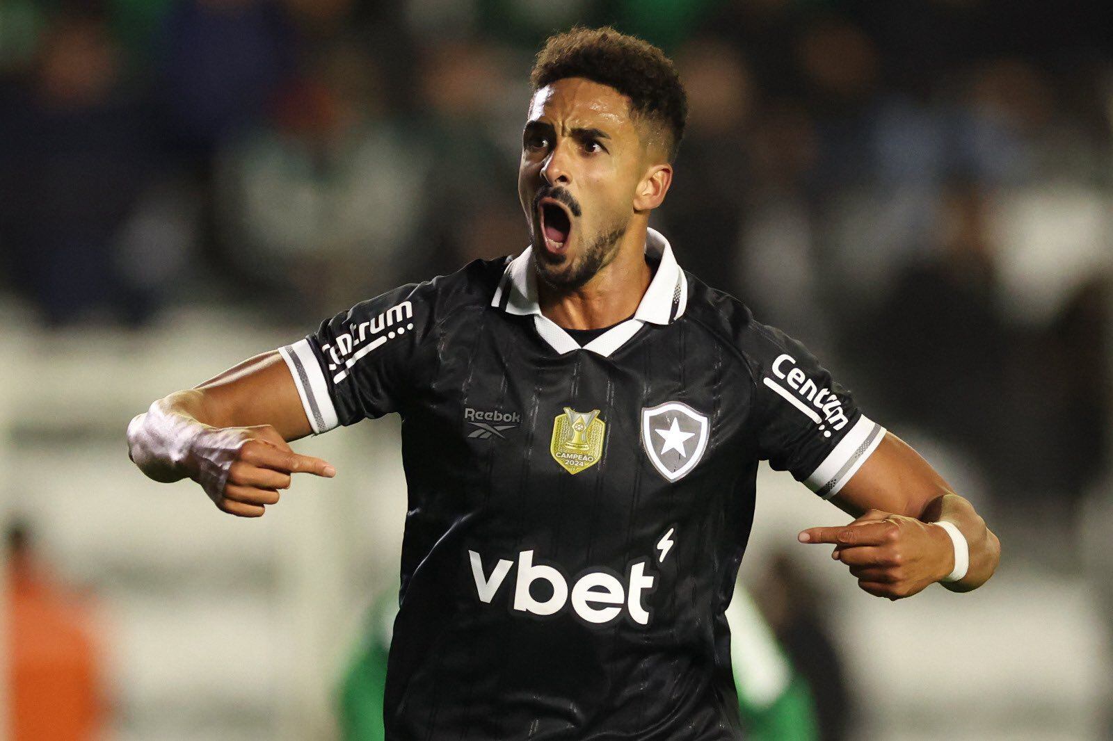 Chris Ramos celebrando su primer gol con la camiseta del Botafogo en el día de su debut. Foto: Vitor Silva / BFR