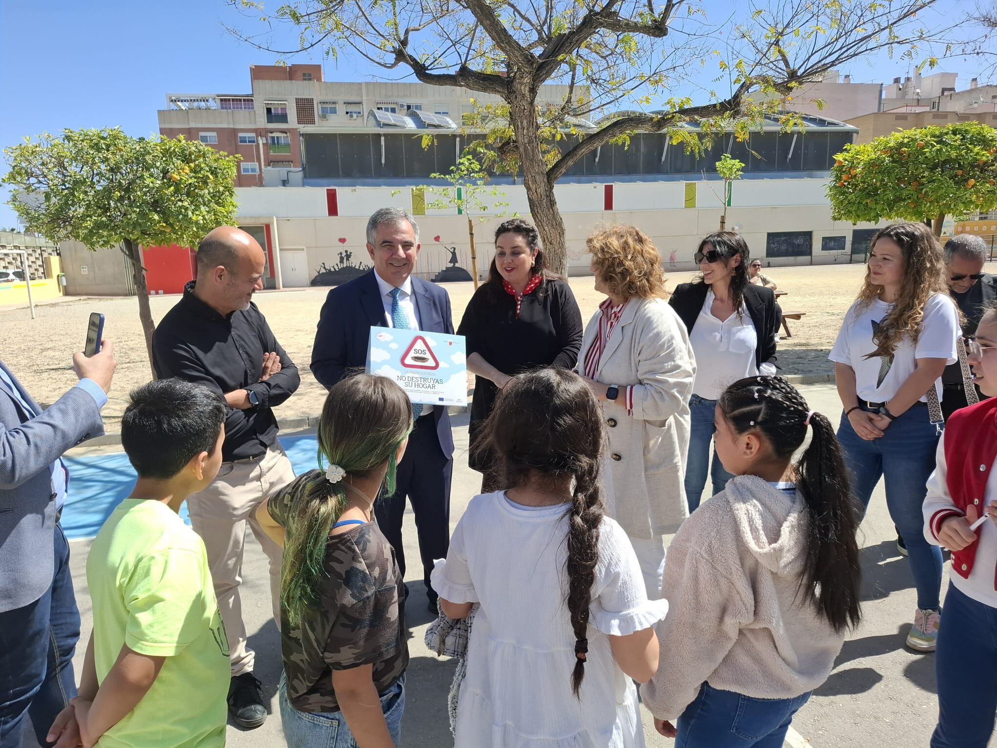 El consejero de Medio Ambiente, Universidades, Investigación y Mar Menor, Juan María Vázquez, en el inicio "SOS Nidos" 2025 en el CEIP Nuestra Señora de la Salud (Alcantarilla)