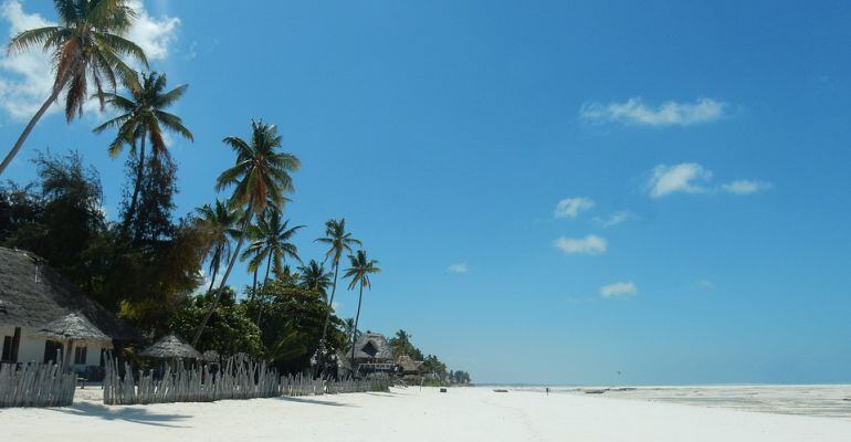 Playa de arena blanca de Zanzibar