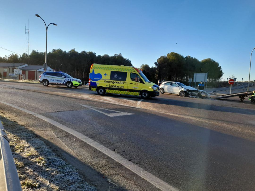 Emergencias sanitarias y Policía Local realizan su trabajo en el lugar del sinietro