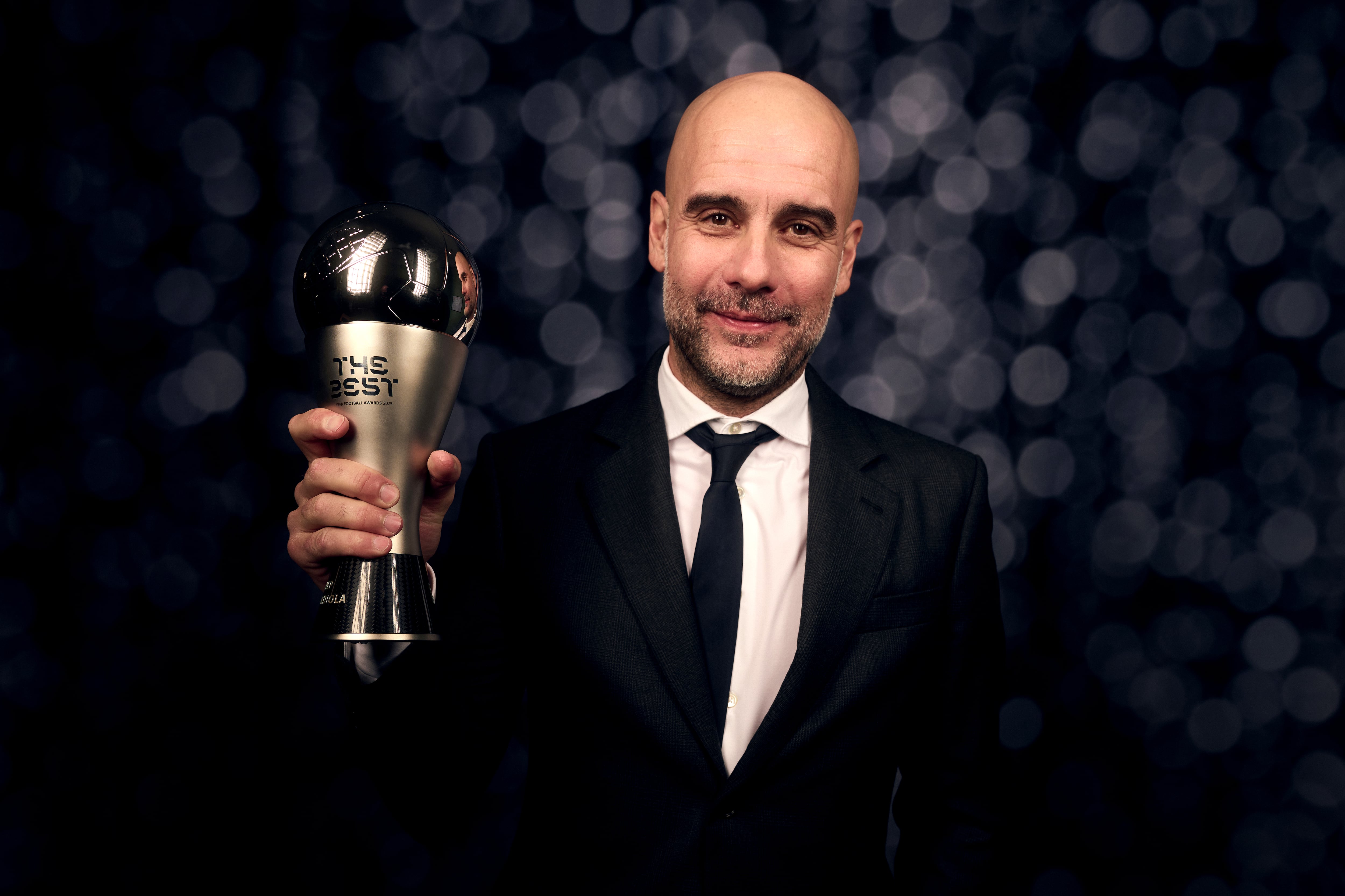 Pep Guardiola posa con el premio &#039;The Best&#039;, que le acredita como mejor entrenador de la temporada. (Photo by Michael Regan - FIFA/FIFA via Getty Images)