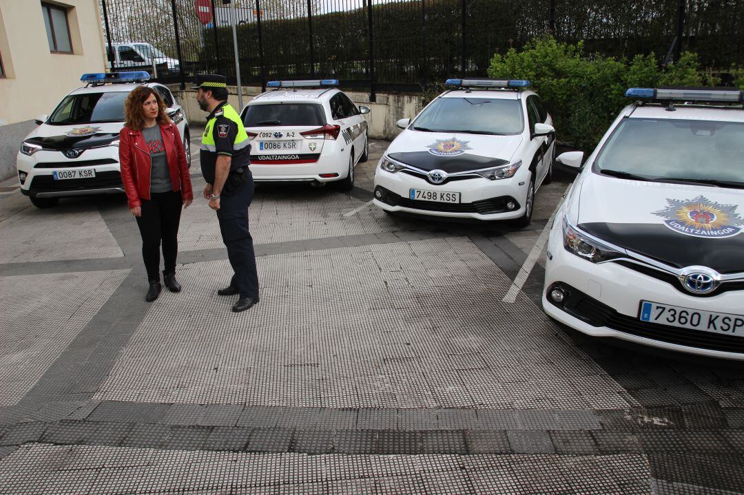 La delegada de la Policía Local, en la presentación de los nuevos coches híbridos incorporados a la flota.